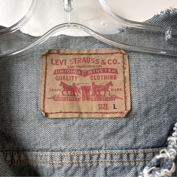 LEVI’S Oversized Raw Hemmed Trucker Vest - Picture 6 of 9